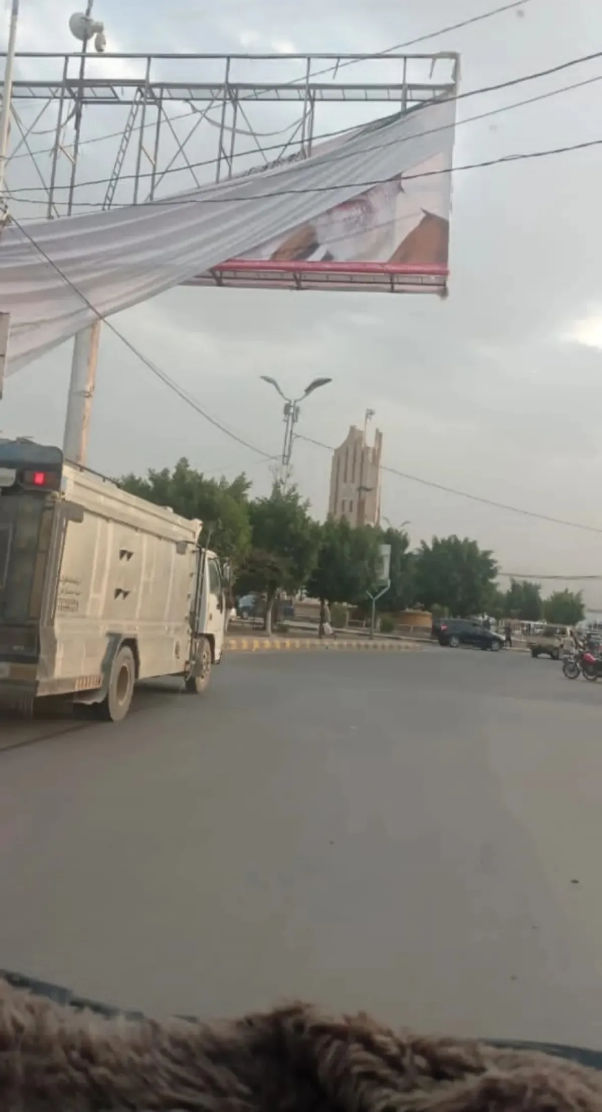 شاهد | تمزيق صور المرشد الإيراني خامنئي في شوارع العاصمة صنعاء | صور وتفاصيل