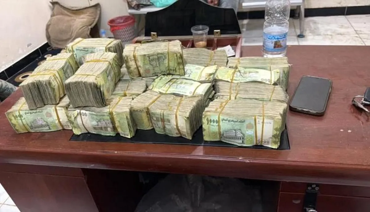 خبير مصرفي : اليمن يواجه "ثقباً أسود" في السيولة النقدية.. وشلل حكومي أمام تغول إقطاعيات الإيرادات
