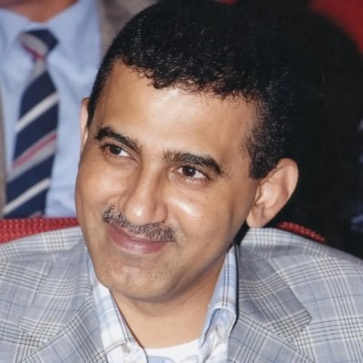 سجّانٌ يشكو الحصار..!