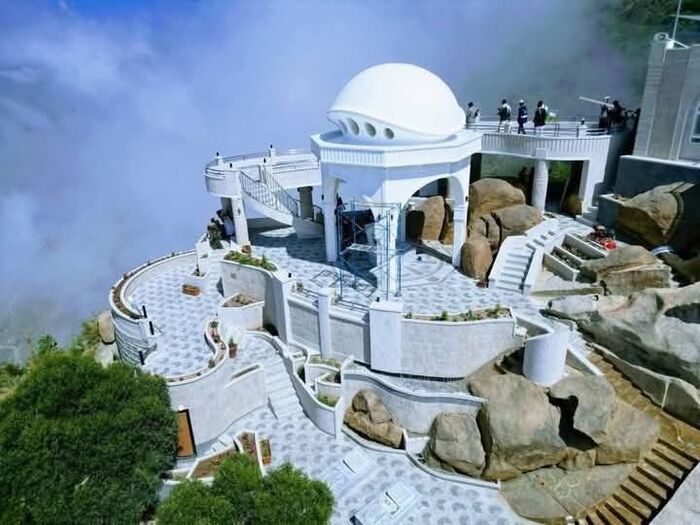 بالصور والتفاصيل | القباب والاضرحة السلالية مقابل المعالم اليمنية: الحوثيون يفرضون الطائفية ويطمسون التاريخ | شاهد