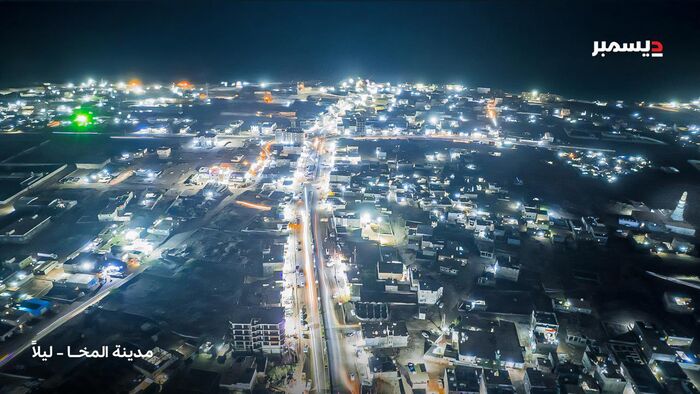 شاهد | المخا ليلا .. صورة ساحرة للمدينة تُشعل مواقع التواصل الاجتماعي : ”جمالٌ لا يحتاج إلى فلترة” |