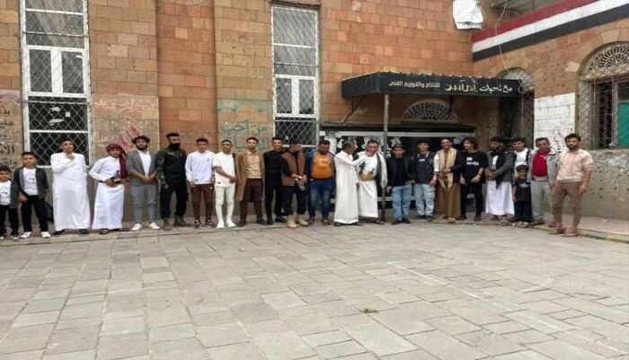 في إب | الحوثيون يُجهضون "فرحة العيد" ويمنعون عرض مسرحية بأمر السلاح في وجه المواطنين