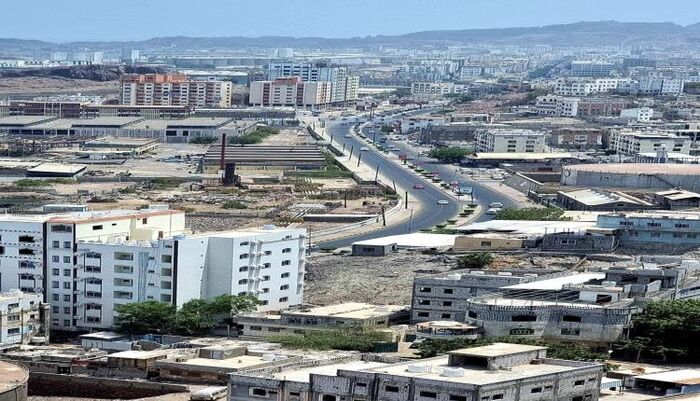 فضيحة اقتصادية مدوية في اليمن | 100 مليار شهريًا من موانئ عدن... فأين تذهب الأموال والايرادات ولماذا تعيش العاصمة في الظلام؟