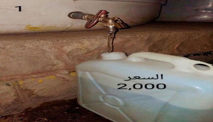 ازمة المياه تختق تعز | موظفين وتجار وسماسرة يخلقون سوق سوداء لمياه الشرب.. دبّة الماء تُباع بـ2000 ريال بالمدينة