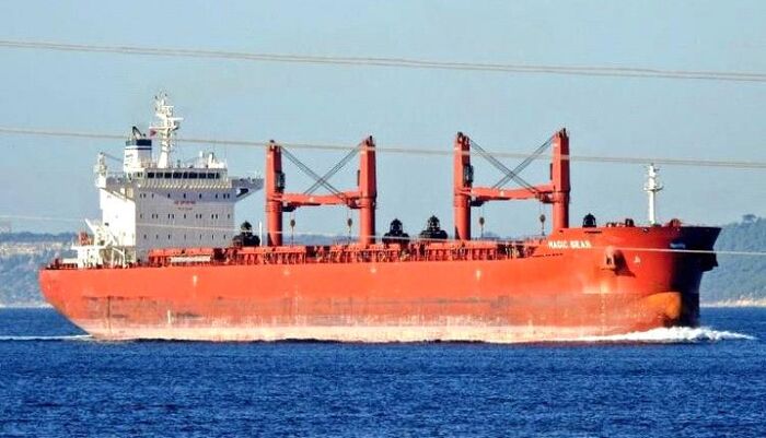 في البحر الأحمر.. غرق سفينة تجارية بعد هجوم حوثي انتحاري معقّد قبالة الحديدة وهذا مصير طاقمها