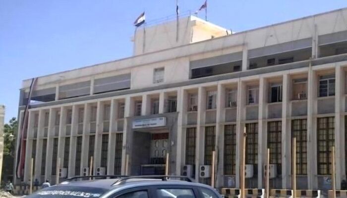 حذر من كارثة اقتصادية قادمة.. البنك المركزي بعدن في اول رد يوجّه الضربة القاصمة: إيقاف قنوات التعامل مع نظام الحوثيين المصرفي