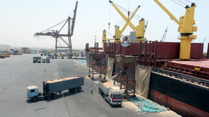 بؤرة فساد مالي واداري مهول | 3.6 مليارات ريال مفقودة.. تقرير يكشف فساد الحوثيين في ميناء الحديدة