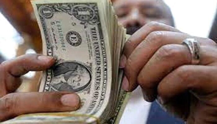 هوامير الصرافة الكبار | "نعرفهم جميعًا".. وزير سابق يكشف أخطر تحالف سري يقف خلف رفع الصرف إلى 750.. بينهم مسؤولون