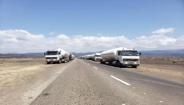 في ابين - احتجاز شاحنات الغاز بـ شُقرة لليوم الرابع.. احتجاج عسكري يهدد بأزمة وقود خانقة بالمحافظات المحررة