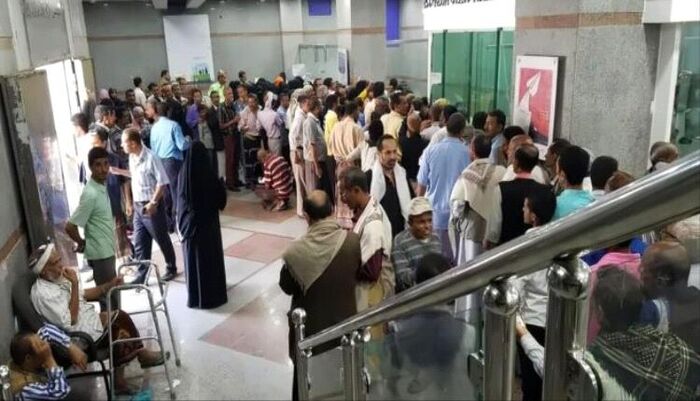 معلومات صادمة حول التمويل - رئيس صحيفة عدنية يكشف من إين حصلت الحكومة على مرتبات الموظفين