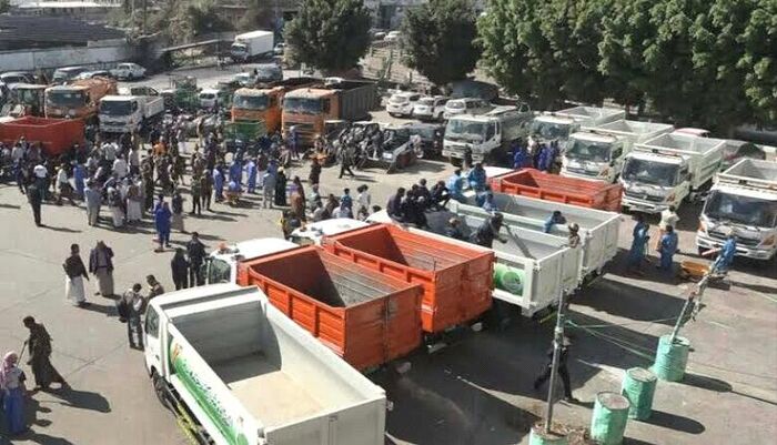 في إب .. عمال النظافة يشترون أدوات عملهم بأيديهم بينما الحوثي يجني الملايين من المحافظة