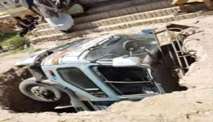 قنابل مؤقوتة تحت اقدام السكان | حفرة صرف صحي تبتلع شاحنة ضخمة وسط الشارع وتكشف فساد المشاريع العشوائية في ذمار