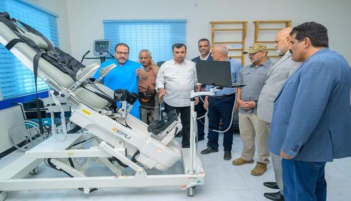 مع محافظ تعز وباجيل .. طارق صالح يتفقد مركز 2 ديسمبر للعلاج الطبيعي والتأهيل بالمخا