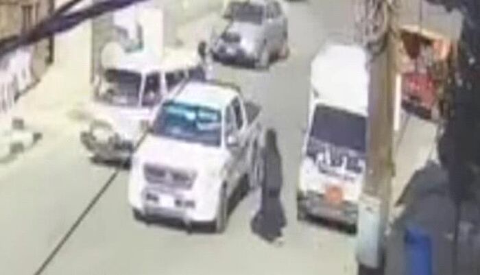 شاهد | جريمة بشعة تهز صنعاء .. مسلحون يختطفون طفل من أحضان والدته قبل سحلها في شارع عام (فيديو)