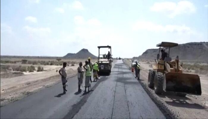 برعاية طارق صالح وبدعم إماراتي.. الشركة المنفذة تبدأ اعمال السفلتة في المقطع الثاني من طريق النصر الزراعي