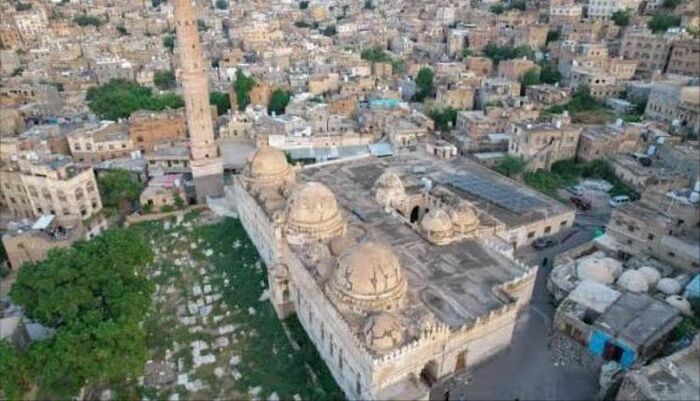 في تعز - العشوائيات تلتهم قلب المدينة .. المظفر ساحة فوضى مفتوحة وفساد يكرس لعبة القط والفأر