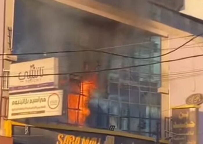 شاهد | في العاصمة صنعاء.. حريق واسع يلتهم "سبأ مول" بالاصبحي وسط خسائر مادية كبيرة