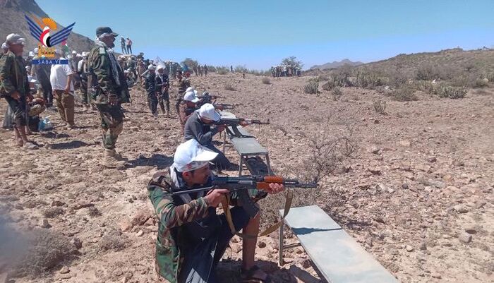 في قلب زمن .. الحوثي ينفذ تدريبات عسكرية لطلاب المدارس
