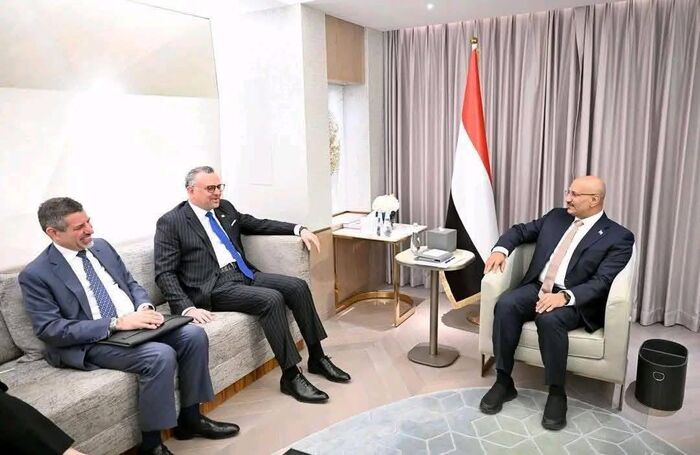 شاهد| طارق صالح يلتقي مستشار ترامب والسفير الأمريكي لمناقشة تطورات الأحداث الأخيرة في اليمن