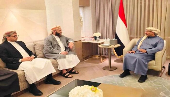 في الحكومة اليمنية | وزير الأوقاف والارشاد ينشر تفاصيل لقاءه بطارق صالح