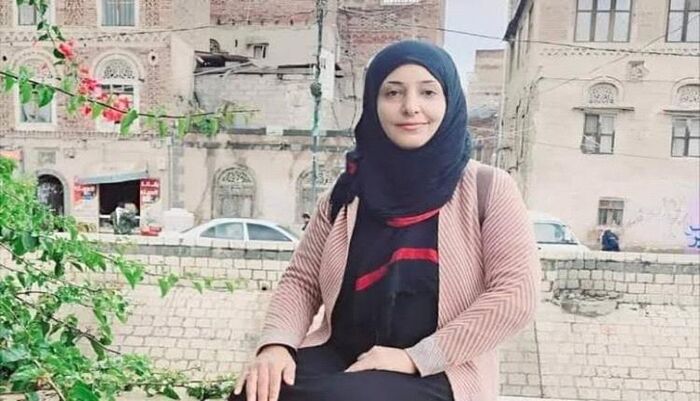 شاهد | فيديو بث مباشر.. اقتحام منزل سحر الخولاني في صنعاء وحرقه وهي بداخله مع أطفالها