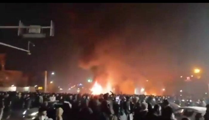 إيران عند مفترق طرق: ضغوط الشارع تتزامن مع خيارات واشنطن التصعيدية