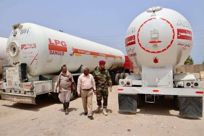 قبيلة عبيدة تفرج مؤقتاً عن قاطرات الغاز في مأرب لمدة أسبوع